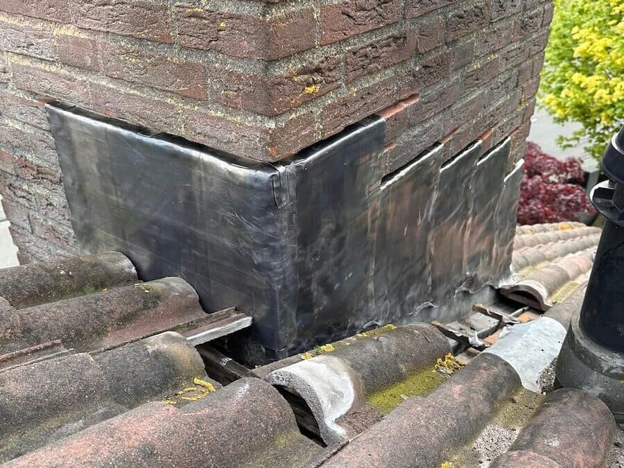 Beschadigd loodwerk bij een schoorsteen repareren: hoe werkt dat?